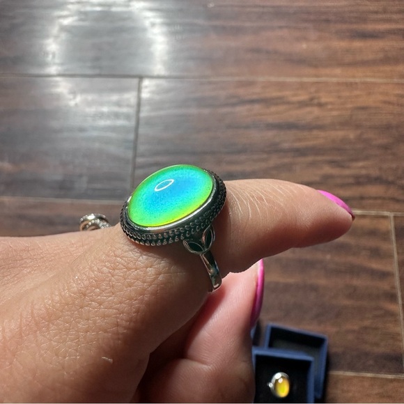 Fun Jewels Oval Mood Rings - Picture 5 of 6